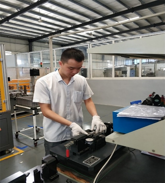 1黄亮在车间.jpg